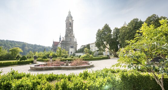 Kirche, Bäume, Busch  | © (c) ishootpeople.at_Stift Zwettl_Waldviertel Tourismus