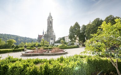 Kirche, Bäume, Busch  | © (c) ishootpeople.at_Stift Zwettl_Waldviertel Tourismus