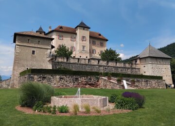 Schloss, Wiese, Busch  | © (c) B. Hausberger_Castel Thun