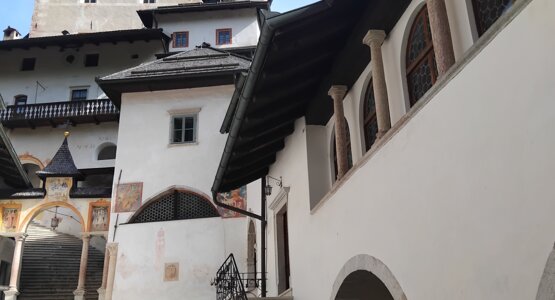 Treppe, Schloss, Holzbank | © (c) B. Hausberger_Castel Thun von innen