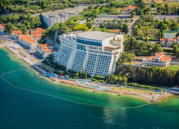 Hotel, Meer, Bäume | © Panorama_Bernardin_resort3_Jaka_Ivancic_2017
