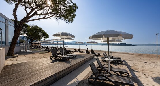 Meere, Sonnenliegen, Sonnenschirm | © Beach_01_HH_portoroz_Foto_BorDobrin_0723