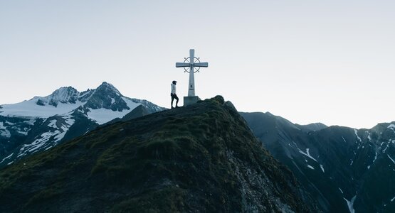 Berg, Berkreuz,Wanderin | © (c) Katharina Wildenhof