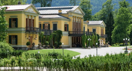 Villa, Bäume, Laternen | © (c) Pixabay