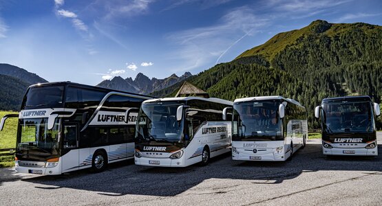 Berge, Blauer Himmel, Bäume | © Busse