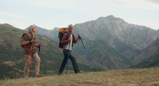 Wanderer, Berg, Wiese | © shutterstock_1159090963