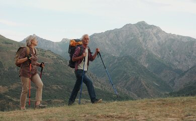 Wanderer, Berg, Wiese | © shutterstock_1159090963