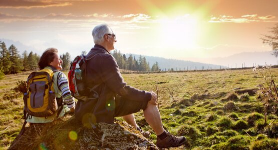 Wanderpaar, Stein, Sonnenuntergang | © shutterstock_151661894