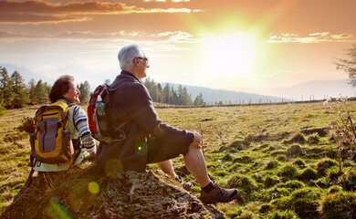 Wanderpaar, Stein, Sonnenuntergang | © shutterstock_151661894