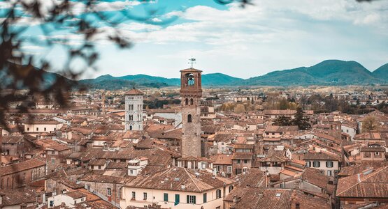 Stadt, Häuser, Blauer Himmel | © (c) pexels von Guillaume Meurice_Stadt Lucca von oben