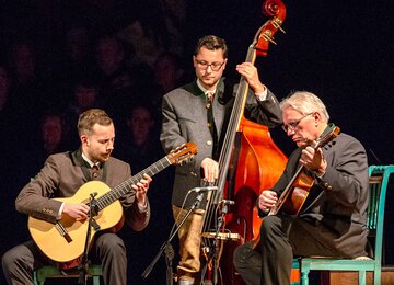Männer, Musiker, Gitarre , chello  | © (c) Salzburger Advent, Gitarrentrio