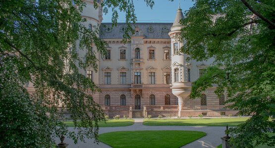 Schloss, Bäume, Straße | © Schloss_Thurn_und_Taxis_c_RTG__Isabelle_Gabler
