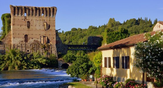 Fluss,Haus,Blumen | © ©Gianni Crestani auf Pixabay