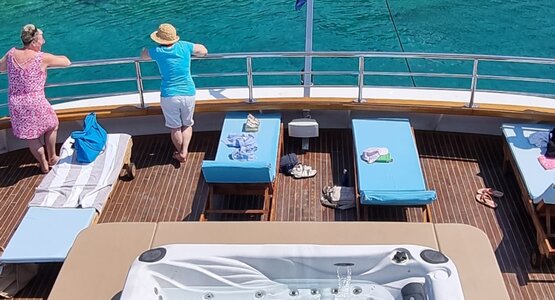 Whirlpool am oberen Deck | © Katarina Line