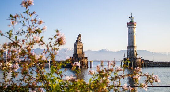 Seeturm,Blumen,Wasser | © (c) Pixabay von reginasphotos_Hafen Löwe