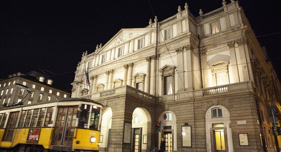 Nacht,Straßenbahn,Menschen | © 582775RADG - Credit Teatro alla Scala Brescia Amisano