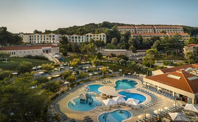 Pool,Anlage,Bäume | © (c) Maistra_Hotel Belvedere Ansicht