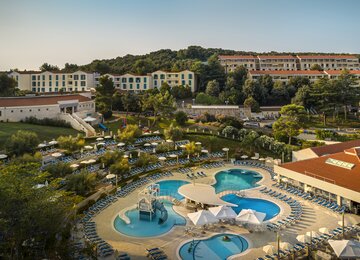 Pool,Anlage,Bäume | © (c) Maistra_Hotel Belvedere Ansicht