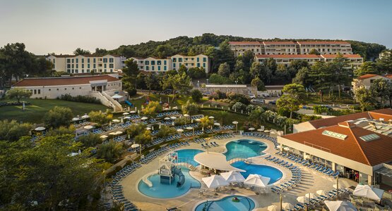 Pool, Anlage,Liegen | © (c) Maistra_Hotel Belvedere Ansicht