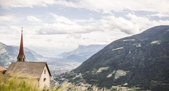 Berge,Kirche,Himmel | © (C) Hannes Niederkofler_HQ-3367 Panorama Aussicht Vellau Kirche