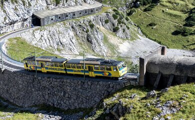 Bahn,Gleise,berge | © pexels-wolfgang-weiser-467045605-16939782