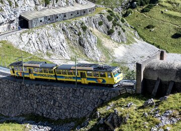 Bahn,Gleise,berge | © pexels-wolfgang-weiser-467045605-16939782