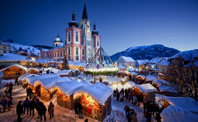 Adventmarkt, Kirche, Winter, Schnee, Berg | © © TV Hochsteiermark _Fred Lindmoser_Mariazell Advent Blaue Stunde Oesterreich Werbung