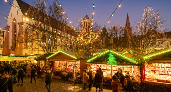 Kirche, Nacht, Lichter, Leute, Markt | © (c)Weihnachtsmarkt-Freiburg-2019-Copyright-FWTM-Baschi-Bender (56)