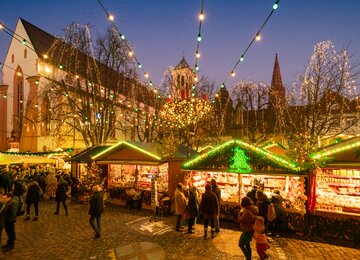 Kirche, Nacht, Lichter, Leute, Markt | © (c)Weihnachtsmarkt-Freiburg-2019-Copyright-FWTM-Baschi-Bender (56)