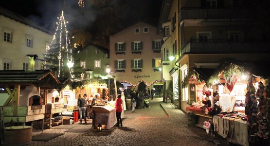 Altstadt, Nacht, Lichter, Baum | © Klausen Weihnacht1 (c) Tourismus Klausen
