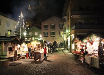 Altstadt, Nacht, Lichter, Baum | © Klausen Weihnacht1 (c) Tourismus Klausen