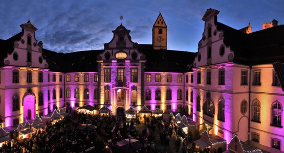 Stände, Lichter, Hauptplatz, Kirche | © Füssen_Adventsmarkt_43(14)_Füssen Tourismus und Marketing_Hubert Riegger (002)