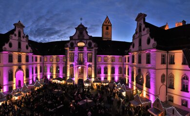 Stände, Lichter, Hauptplatz, Kirche | © Füssen_Adventsmarkt_43(14)_Füssen Tourismus und Marketing_Hubert Riegger (002)