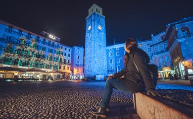 Kirche, Altstadt, blaue Lichter | © Riva del Garda Natale (C) Archiv APT Garda Dolomiti SpA