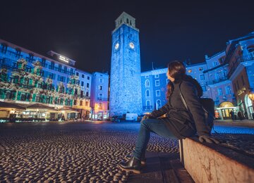 Kirche, Altstadt, blaue Lichter | © Riva del Garda Natale (C) Archiv APT Garda Dolomiti SpA