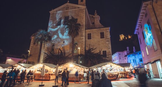 Altstadt, rotes Teppich, Leute | © Canale di Tenno (C) Archiv APT Garda Dolomiti SpA