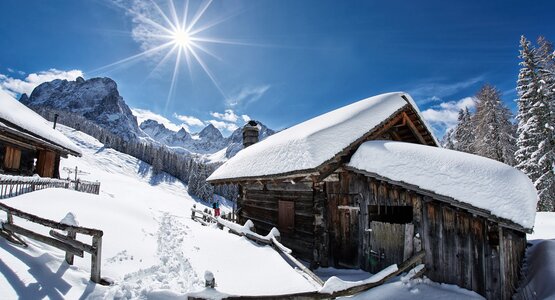 Holzhütten, Berge, Schnee, Blauhimmel | © (c) TVB Osttirol/Seebacher Willi