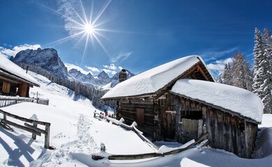 Holzhütten, Berge, Schnee, Blauhimmel | © (c) TVB Osttirol/Seebacher Willi