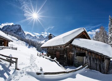 Holzhütten, Berge, Schnee, Blauhimmel | © (c) TVB Osttirol/Seebacher Willi