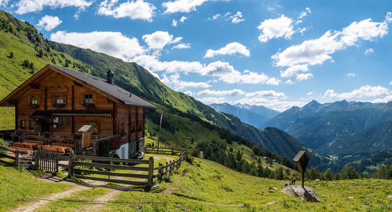 Berge, Hütte, Grass | © (c) Nationalpark Hohe Tauern/ Hannah Assil & Michael Kastl (Verwendung ausschließlich im Zusammenhang mit der Marke Nationalpark Hohe Tauern)