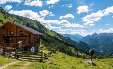 Berge, Hütte, Grass | © (c) Nationalpark Hohe Tauern/ Hannah Assil & Michael Kastl (Verwendung ausschließlich im Zusammenhang mit der Marke Nationalpark Hohe Tauern)