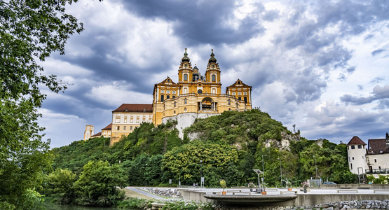 Kirche, Bäume, Fluss | © Melk (c) Niederösterreich Werbung Robert Herbst (1) (1)