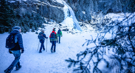 Wasserfall, Wanderer, Schnee | © (c) WinterlicheWasserfälle_c_NPHTKreidlGlueck-55