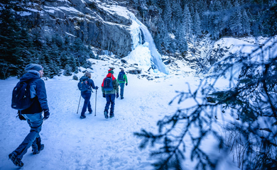 Wasserfall, Wanderer, Schnee | © (c) WinterlicheWasserfälle_c_NPHTKreidlGlueck-55
