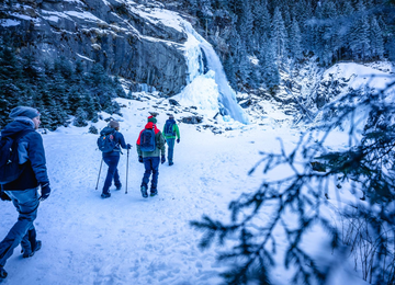 Wasserfall, Wanderer, Schnee | © (c) WinterlicheWasserfälle_c_NPHTKreidlGlueck-55