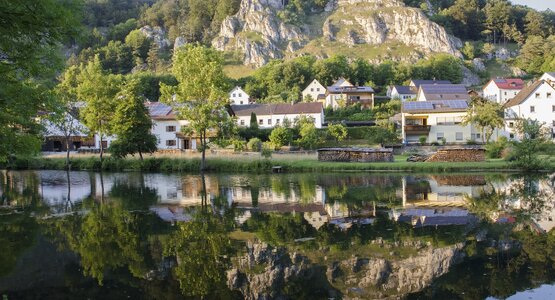 Häuser, Fluss, Felsen | © (c) Pixybay-UschiL_Altmühltal