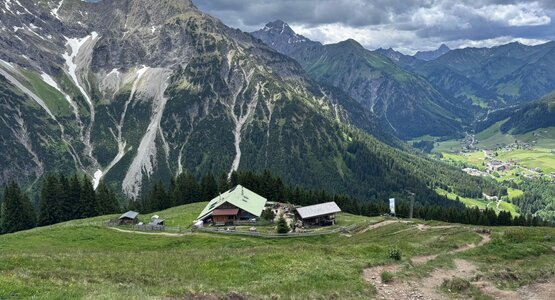 Hütte, Dorf, Wiese, Berge | © (c) Bettina Lungkofler