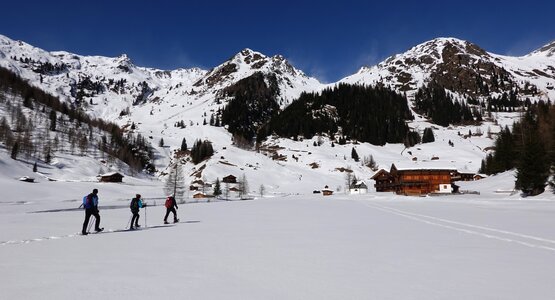 Schnee, Wanderer, Hütte | © Schneeschuhwandern Villgratental_TVB Osttirol_Schett Christof - Freizeitproduktionen GmbH_Innervillgraten(c) TVB OsttirolSch