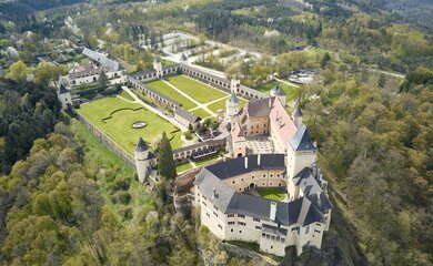 Schloss, Wald, Dörfer, Gärten | © Fruehling_Rosenburg©Lichtstark_DJI_0379