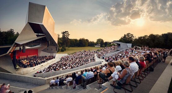 Bühne, Zuschauer, Orchester | © Klaus Vyhnalek